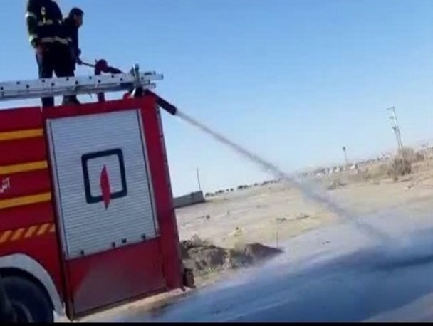 آب پاشی جاده در سیل!