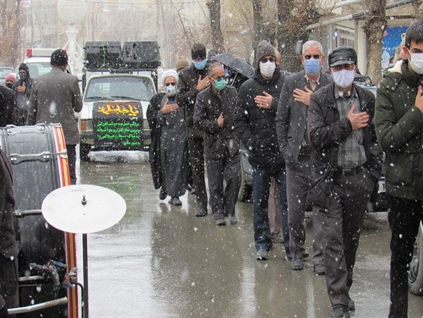 برپایی دستجات عزاداری فاطمیه در فریدونشهر زیر بارش برف