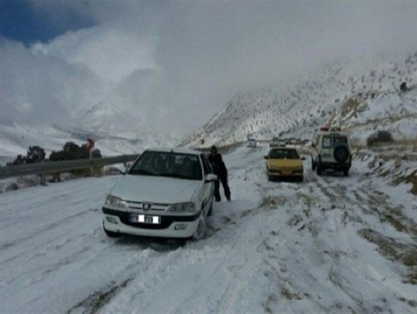 همه محورهای مواصلاتی استان کرمانشاه لغزنده است/ تردد بدون زنجیر چرخ ممکن نیست