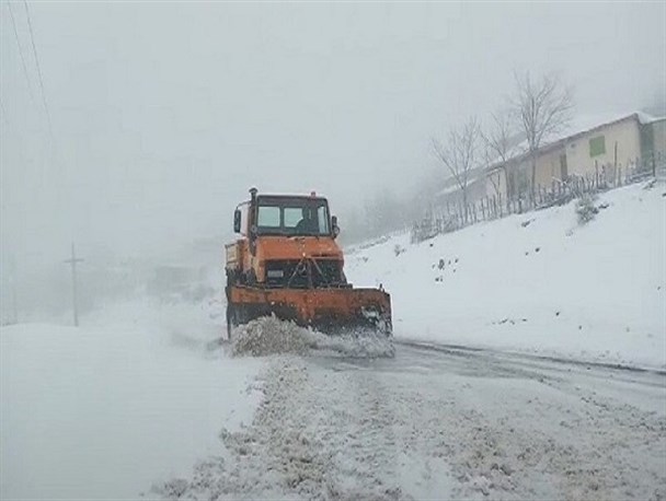 انسداد راه ارتباطی ۸۲۷ روستای لرستان/ تردد در گردنه گشور و گامسیاب با زنجیر چرخ امکان پذیر است