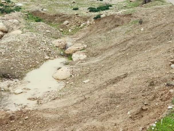 خطر مسدود شدن تنها جاده دسترسی روستای آبرزگه و ایستگاه پمپاژ آب شهر لنده+تصاویر