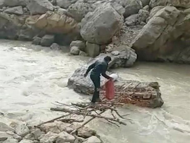 معماری نوین پل‌سازی در محرومترین نقطه کهگیلویه‌وبویراحمد!/ آهسته حرکت کنید؛ خطر غرق‌شدگی+فیلم