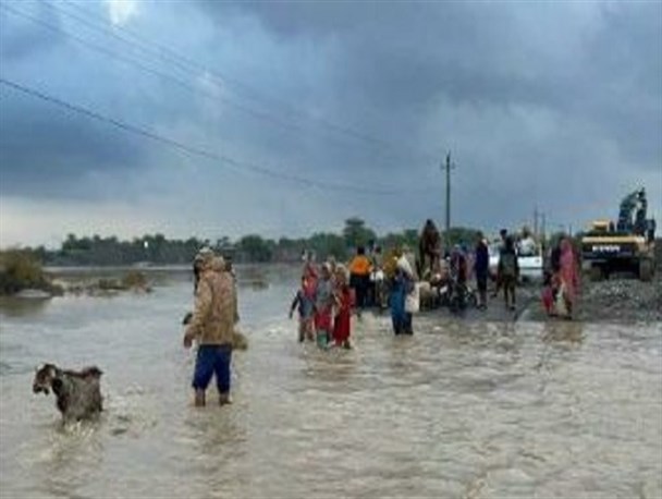 سیل بندهای سپاه معجزه کرد؛ تداوم امدادرسانی نیروهای جهادی در مناطق شرق هرمزگان