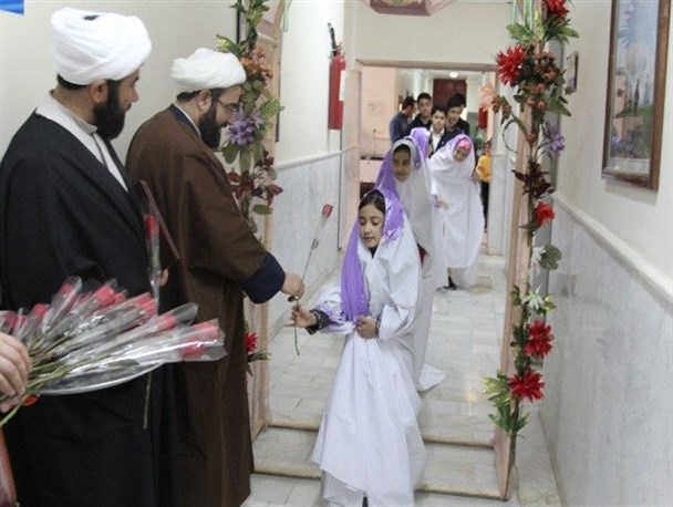 آئین جشن تکلیف ۵۰۰ دانش آموز دختر دامغانی برگزار شد