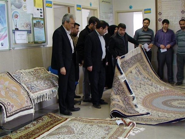 فرش دستباف ابریشم خانواده مددجوی تحت حمایت کمیته امداد امام (ره)  رونمایی شد