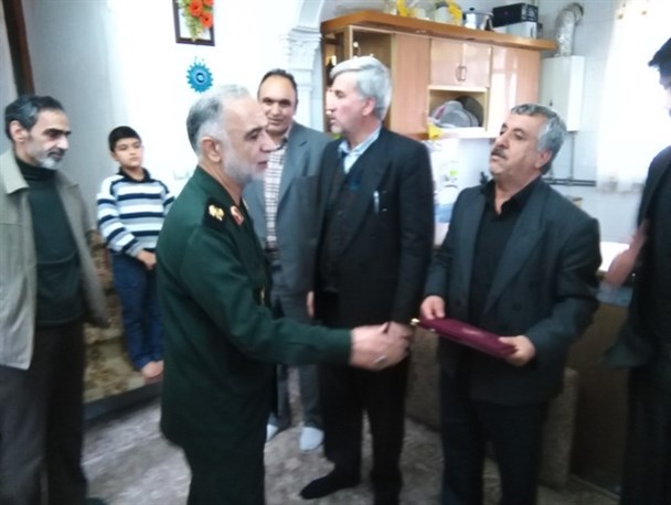 اهداء لوح تقدیر فرمانده کل سپاه پاسداران به خانواده شهید سرافراز "میثم فولادی" در اسلام آبادغرب+ تصاویر