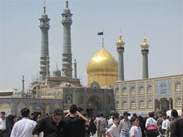 شهر مملوء از بنرهای شهرداری
