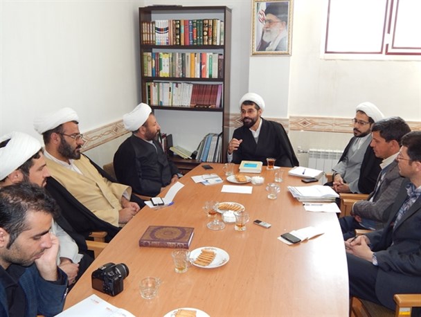 حوزه علمیه نخبگان زیادی را برای جامعه تربیت می کند