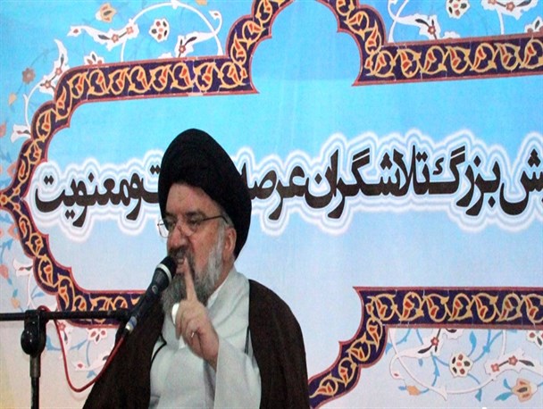 حجت شرعی ما در عرصه سیاسی کسی  جز آیت الله امام خامنه ای نیست/اگر امروز کوتاه بیاید فردا سراغ عمامه و دین شما می آیند