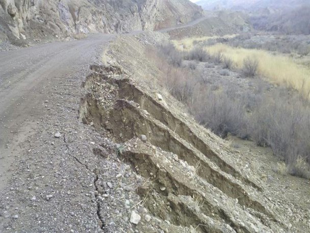 زندگی در سرمای سوزان؛ آن سوی جاده‌های خاکی/ اعتبارات استانی برای آسفالت جاده‌های روستایی کافی نیست+عکس