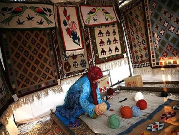 صنایع دستی؛ نقطه جهشی برای ساماندهی اقتصادی محروم ترین شهرستان استان یزد /ویژگی های منحصر به فرد گلیم خاتم
