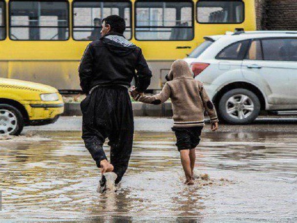 آب گرفتگی معابر در خیابان های کرمان/تصاویر