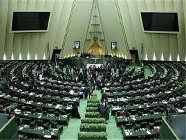 نظارت در مجلس ضعیف است/ دولت در قوانین دست کجی می کند/ ملاحظه کاری های ناصحیح در مجلس حاشیه امن برای افراد ایجاد کرده