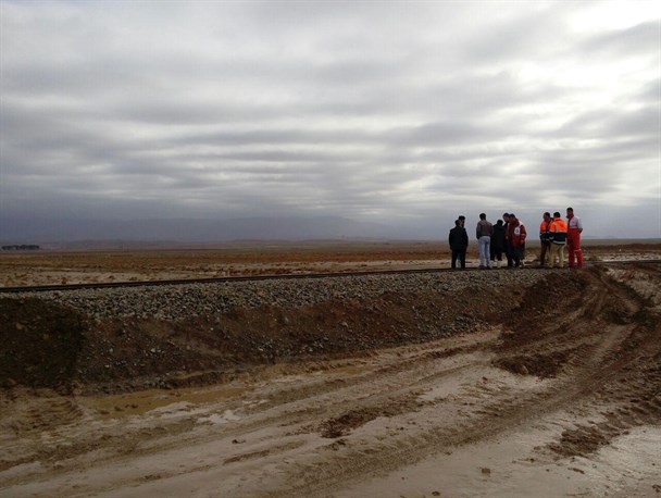 بازگشایی مسیر فرعی در روستای سعادت آباد رشتخوار/ عملیات تخلیه آب زیر پل به دلیل ادامه بارش ها متوقف شد