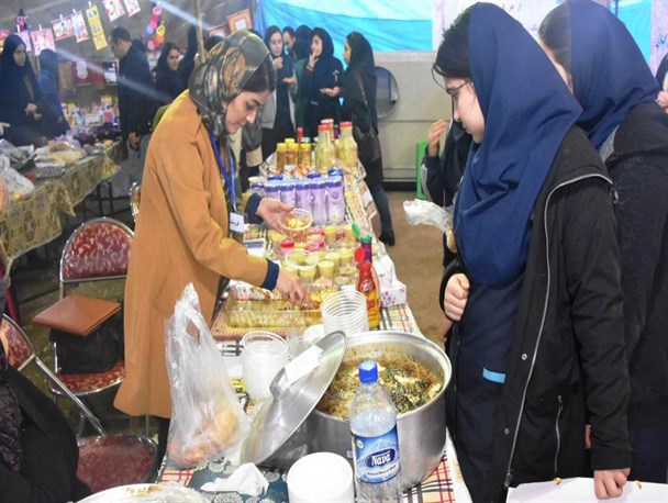 برپایی بازارچه خیریه انجمن امداد به بیماران سرطانی در آمل + تصاویر