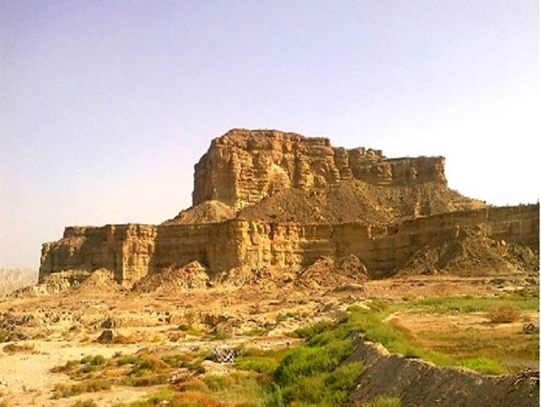 قلعه شاداب بر فراز صخره های روستای کنارجو در هرمزگان