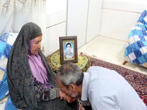 بوسه بر دست مادرانی از جنس آفتاب