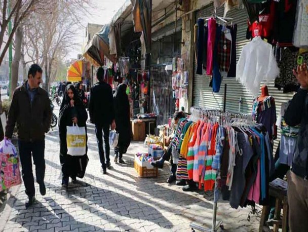 پیاده روی اجباری در خیابان های بندرعباس/ کاسبانی که معابر را به نام خود سند زده اند!