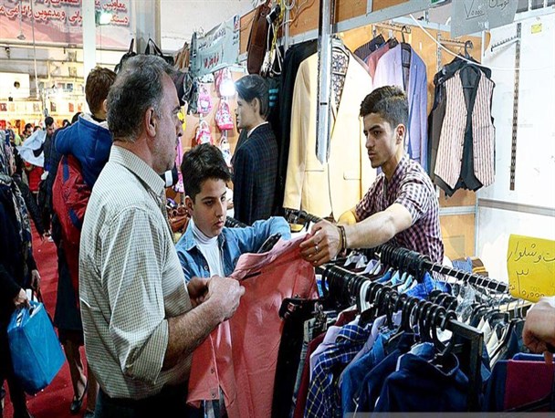 نمایشگاه های بهاره محلی برای عرضه بی واسطه کالاها/ مردم به دنبال معجزه ارزانی هستند+تصاویر