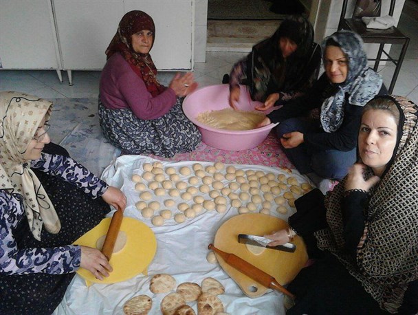 پخت توتک و فطیر؛ سنت نوروزی روستاهای آسارا در چالوس/ وقتی زنان استان البرز از رسومات هم درآمدزایی می‌کنند