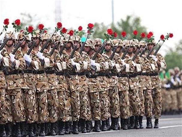 رژه روز ارتش در مقابل فرمانداری ایرانشهر برگزار می شود