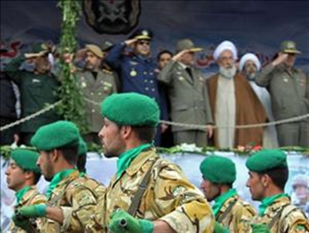اگر گزینه نظامی روی میز آمریکا است دست پرتوان نیروهای مسلح ما روی ماشه است/ اجازه دخالت به بیگانگان در حریم دفاعی خود را نمی دهیم