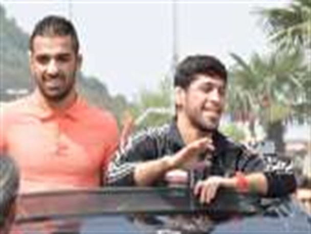 استقبال پروشور مردم بهشهر از دو ستاره بهشهری تیم ملی کشتی