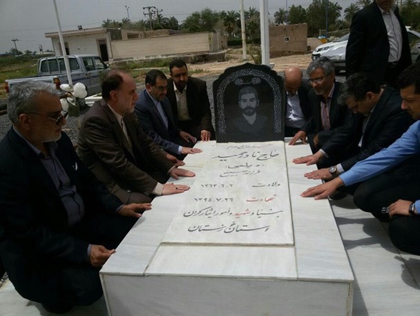 وزیر سابق آموزش و پرورش بر سر مزار شهید مدافع حرم "حاج نادر حمید" +تصاویر