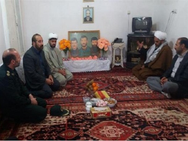 دیدار مسئولان نهاوند با خانواده دارای سه شهید+ عکس