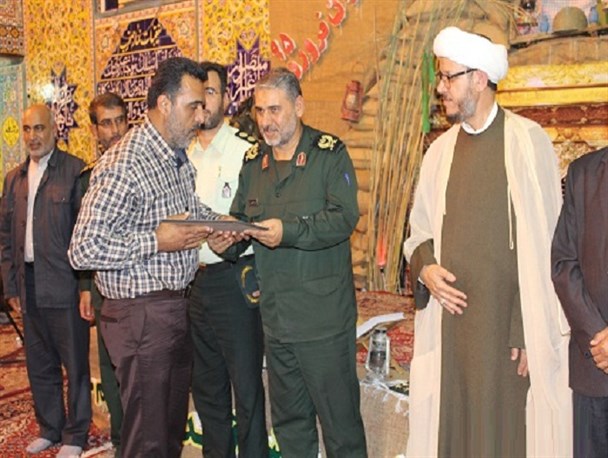 سردار شاهوار پور از خانواده های شهدای مدافع حرم شهرستان کارون تجلیل کرد+تصاویر