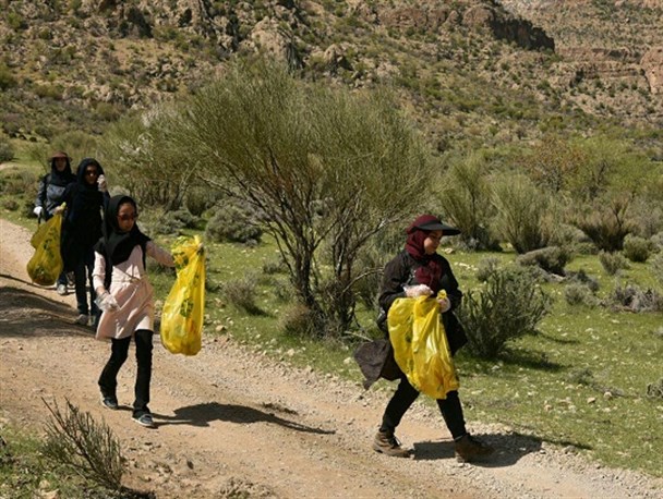 پاکسازی تفرجگاه بید بخون شهر نی ریز به مناسبت بزرگداشت روز جهانی زمین پاک