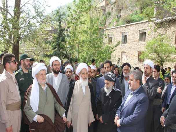 حضور آیت الله علما در روستای "نجار" پاوه +تصاویر
