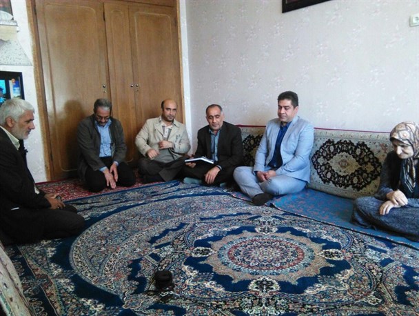 دیدار با خانواده معظم شهدای ارتش جمهوری اسلامی ایران در شهرستان صحنه + تصویر