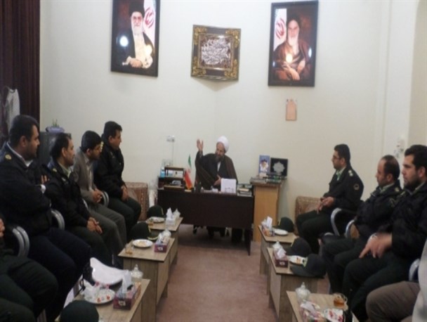 کارکنان نیروی انتظامی برای برقراری امنیت از جان خودشان می گذرند