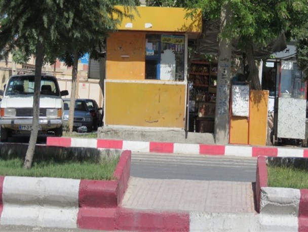 خلاقیت در محل خط کشی عبور عابران پیاده در کامیاران