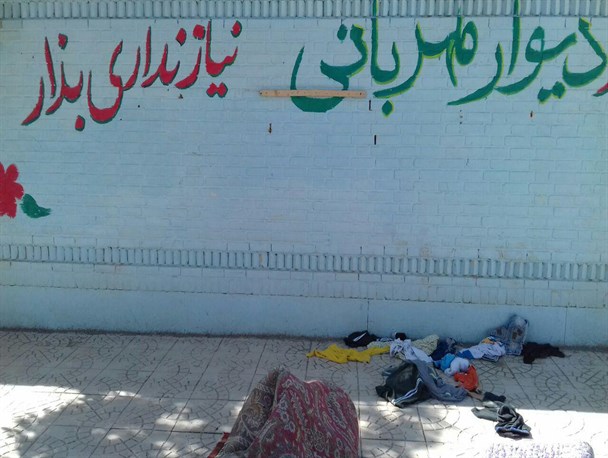 وضعیت اسفناک "دیوار مهربانی" در نورآباد + تصاویر