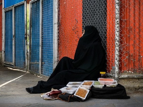 اقتصادی که زنان را خیابان نشین می کند/ نگاه های تحقیرکننده را به جان می خرند