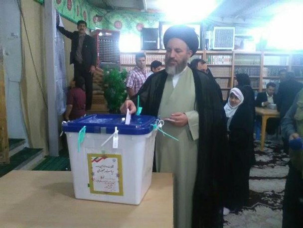 آیت الله ملک حسینی رای خود را به صندوق انداخت+تصاویر