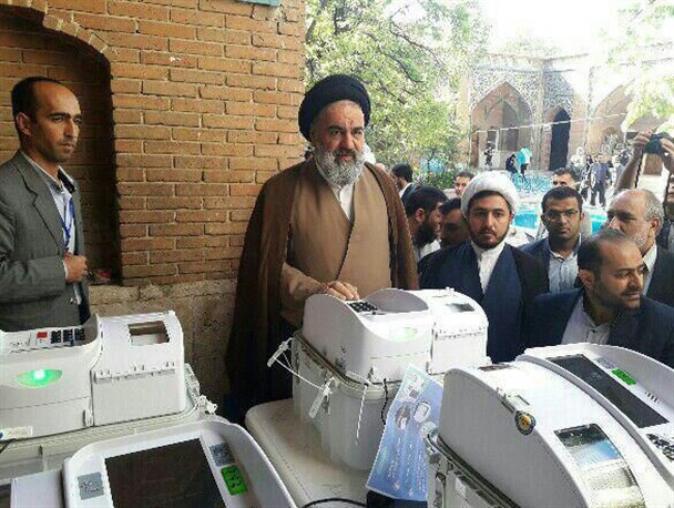 نماینده ولی فقیه در کردستان رای خود را به صندوق انداخت
