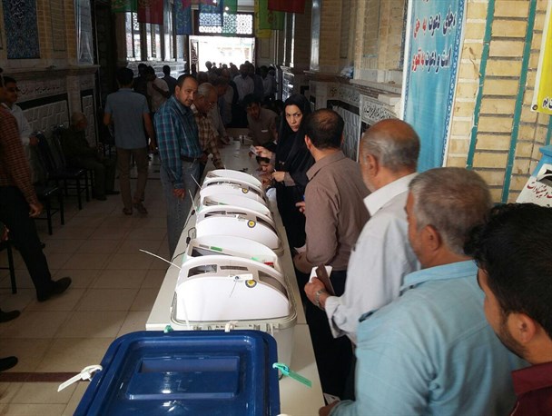 شهروندان کرمانی از دلیل حضور خود پای صندوق های رای می گویند