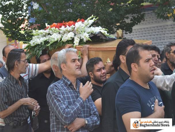 پیکر مطهر مادر سرداران شهید عبدالمحمد به خاک سپرده شد