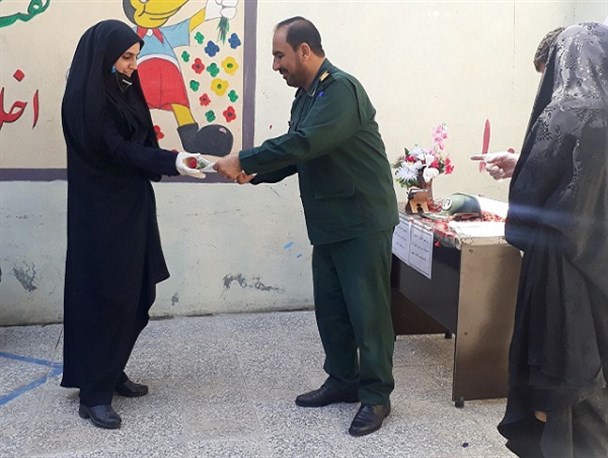 تقدیر از زحمات معلمان دبستان «راهیان کوثر» خرم آباد در دوران کرونا +عکس