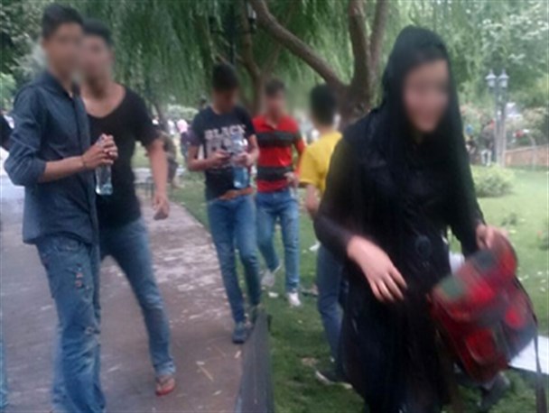 هنجارشکنی در روز اول ماه رمضان با آب بازی مختلط در عظیمیه !