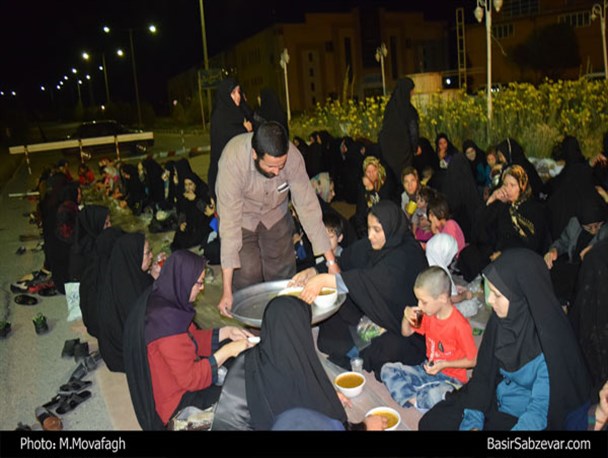 اولین افطار در اولین روز ماه رمضان در جوار شهدای گمنام سبزوار/ تصاویر