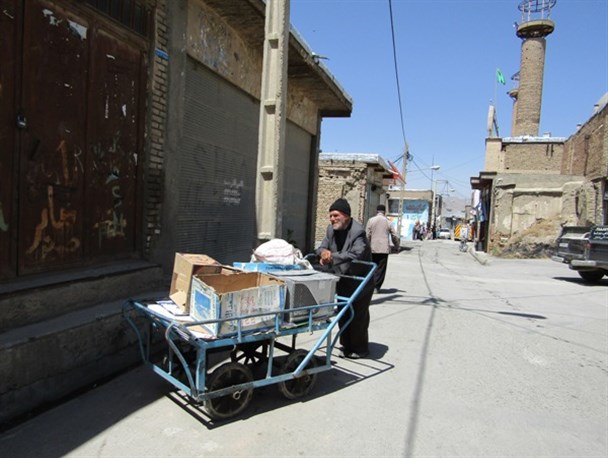 فیش حقوقی برخی پشت میزنشینان کجا و چندرغاز این گاری به دستان کجا؟