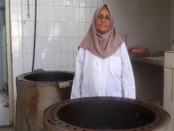 ربابه؛ زن نانوای مهریزی که با عرق جبین خستگی را خسته می کند