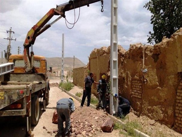 جابجایی تیرهای برق مزاحم در معابر+عکس