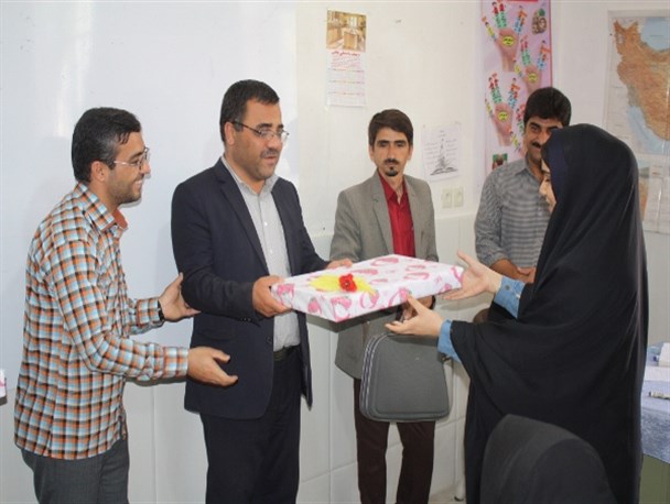 تجلیل از دانش آموزان اردکانی راه یافته به مرحله کشوری لیگ علوم انسانی بسیج