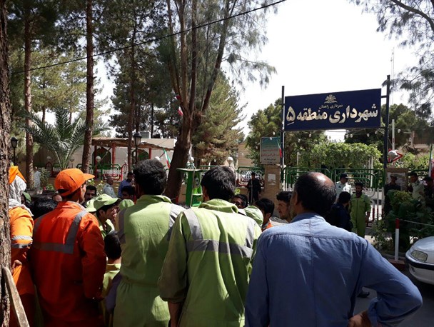 تجمع پاکبانان زاهدانی در اعتراض به عدم پرداخت حقوق/ نماینده شهردار: قول می دهم معوقات را قبل از عید فطر پرداخت کنیم