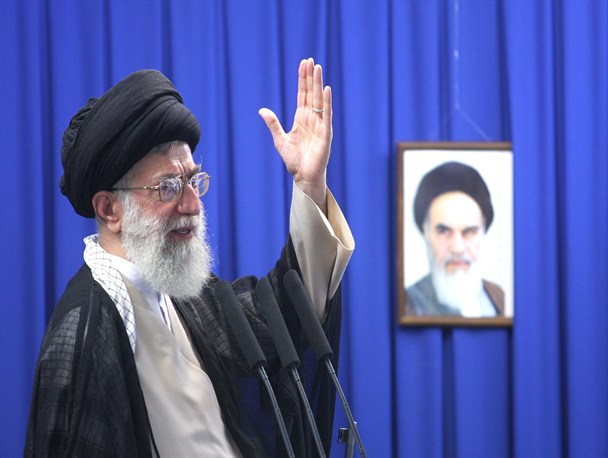 امام خامنه‌ای در خط مقدم دفاع از حقوق مردم در برابر دیکتاتوری اشراف